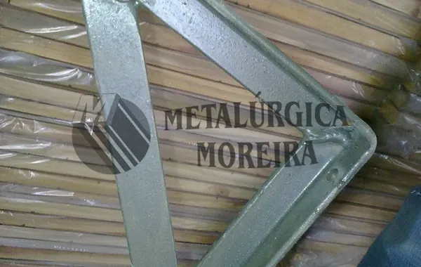 Tampas, mãos francesas e grelhas